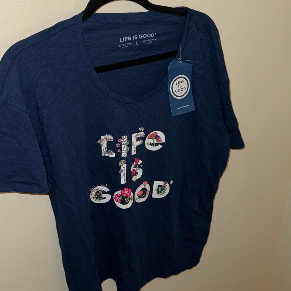 Life is good: navy blue top with floral print